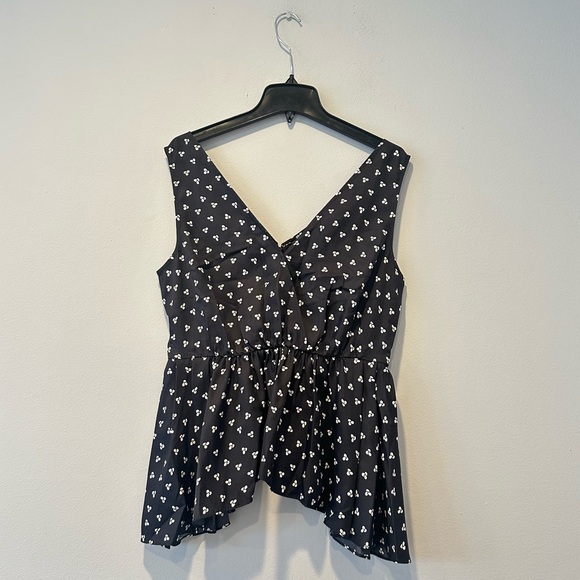 Brand: Lewit
Lewit Sharkbite Hem Silk Tank, Black -White Knot Print, Medium - Picture 6 of 8